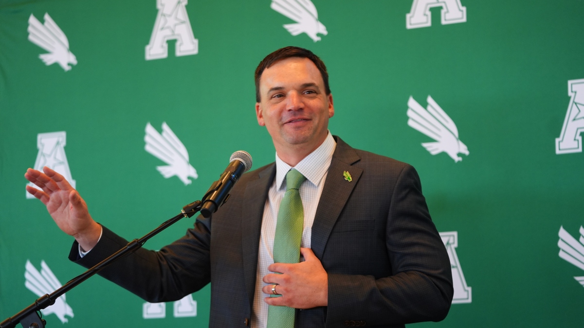 North Texas Head Coach Neal Brown’s Salary, Career Record, Age & Resume
